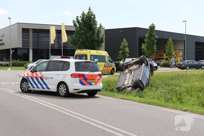 Auto belandt op de kop in sloot