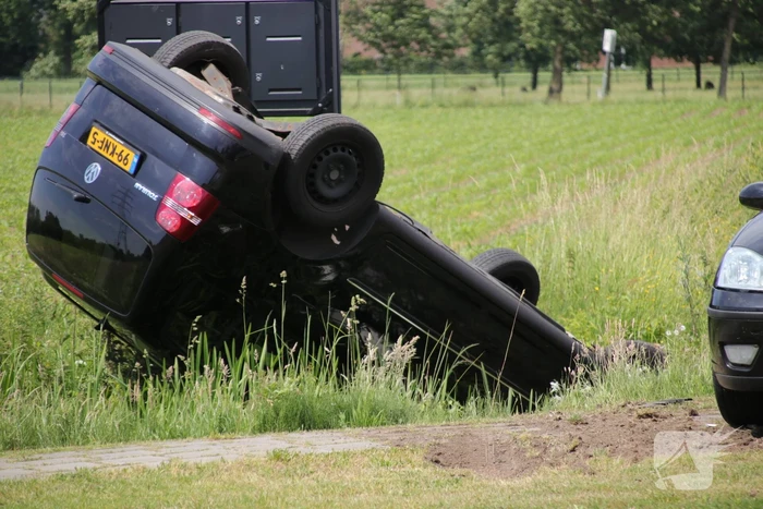 Auto belandt op de kop in sloot