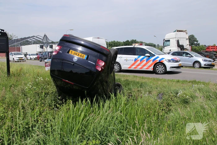 Auto belandt op de kop in sloot