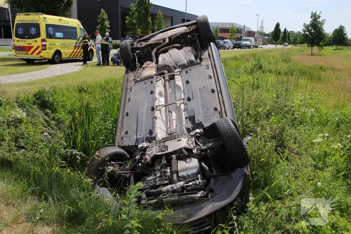 Auto belandt op de kop in sloot