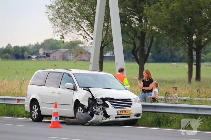 Rijbaan afgesloten door kop-staart botsing