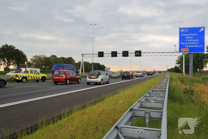 Rijbaan afgesloten door kop-staart botsing