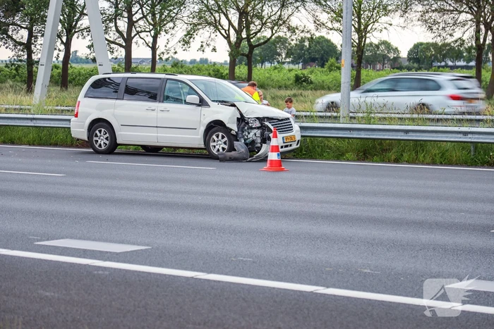 Rijbaan afgesloten door kop-staart botsing