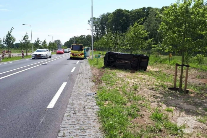 Auto belandt op zijn kant