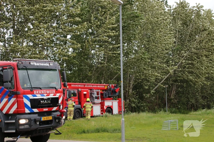 Afgesloten fietspad vanwege afgescheurde boom