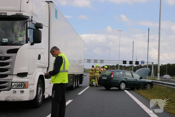 Twee rijbanen afgesloten wegens ongeval met vrachtwagen