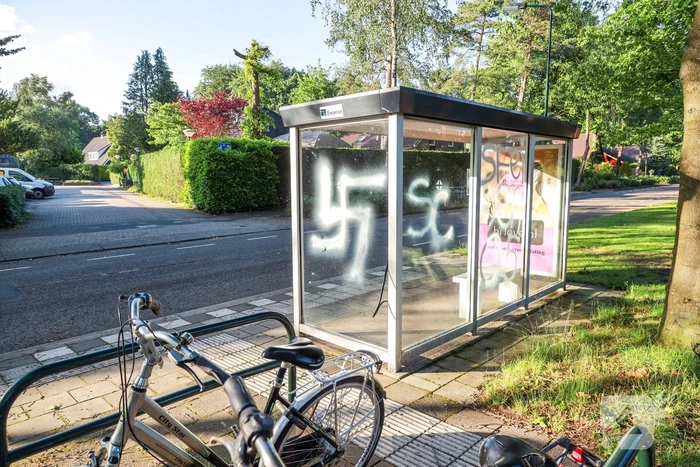 Bushokje beklad met hakenkruis