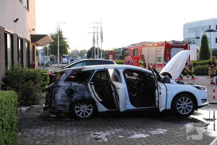 Auto brandt uit, brandstichting niet uitgesloten