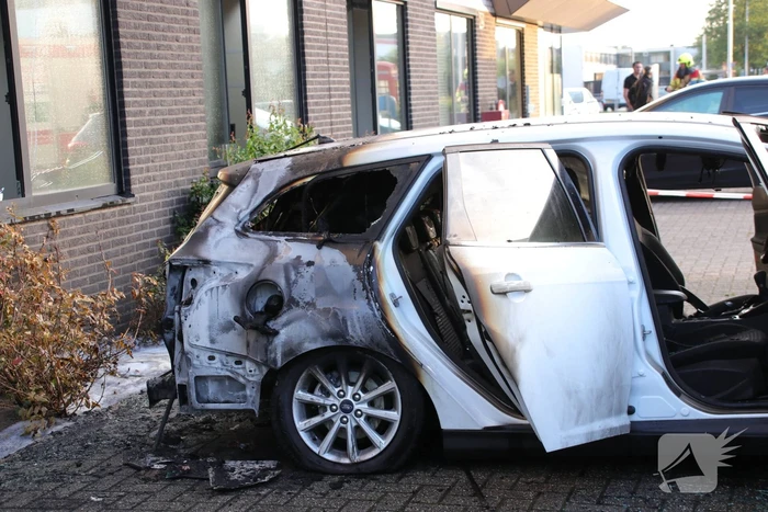 Auto brandt uit, brandstichting niet uitgesloten