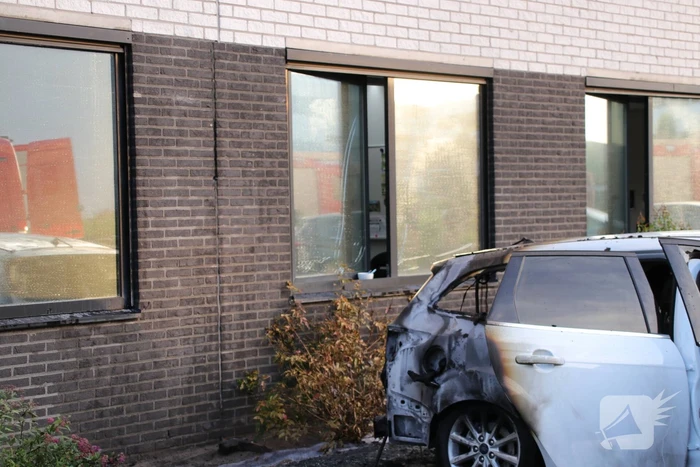 Auto brandt uit, brandstichting niet uitgesloten