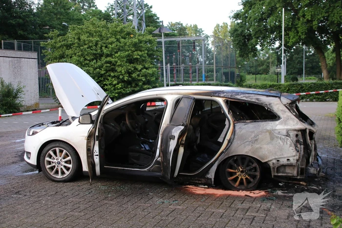 Auto brandt uit, brandstichting niet uitgesloten