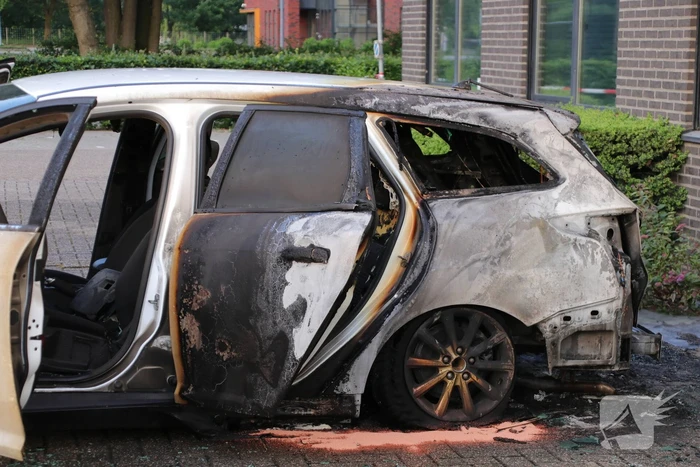 Auto brandt uit, brandstichting niet uitgesloten
