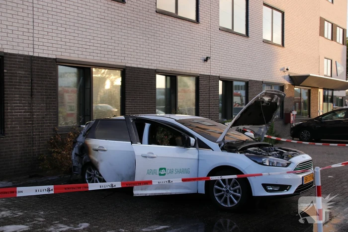 Auto brandt uit, brandstichting niet uitgesloten