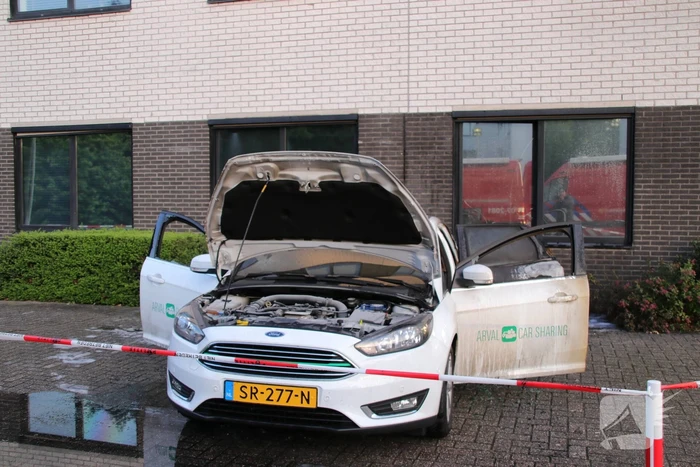 Auto brandt uit, brandstichting niet uitgesloten