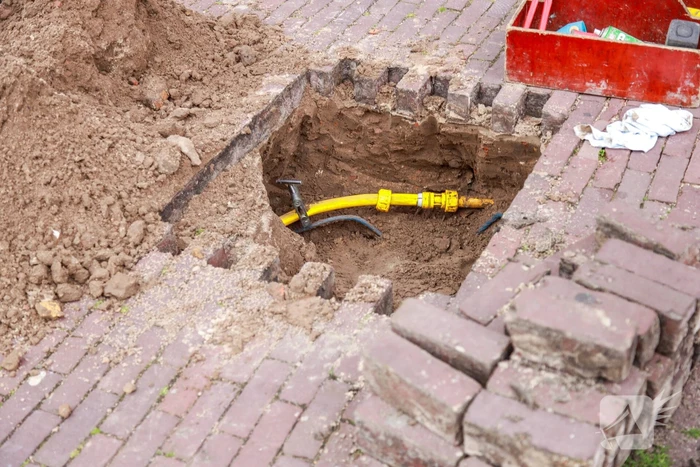 Opengebroken stoep door gaslek