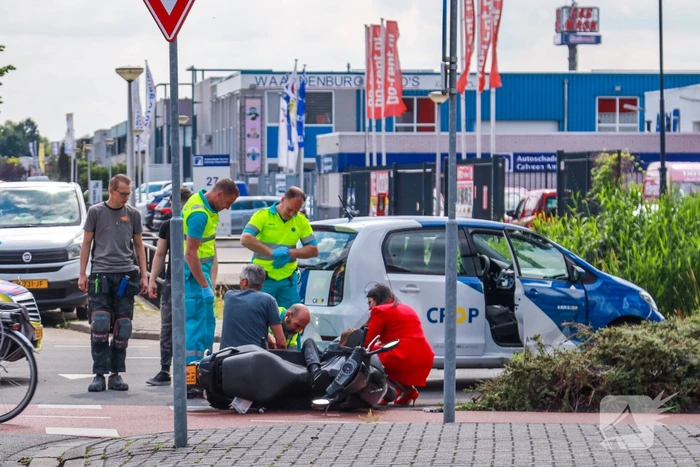 Brommerrijder gewond na botsing met auto