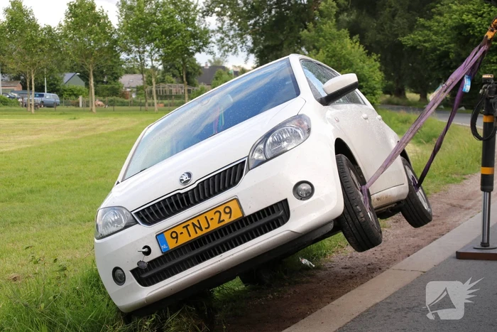 Auto wijkt uit en belandt in de sloot