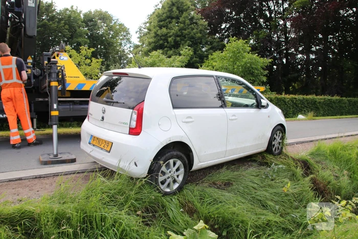 Auto wijkt uit en belandt in de sloot