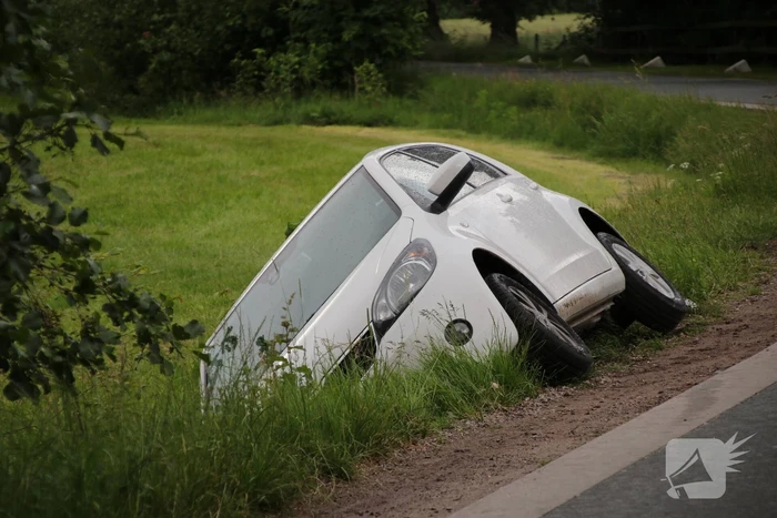 Auto wijkt uit en belandt in de sloot
