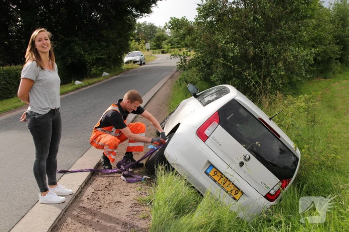 Auto wijkt uit en belandt in de sloot