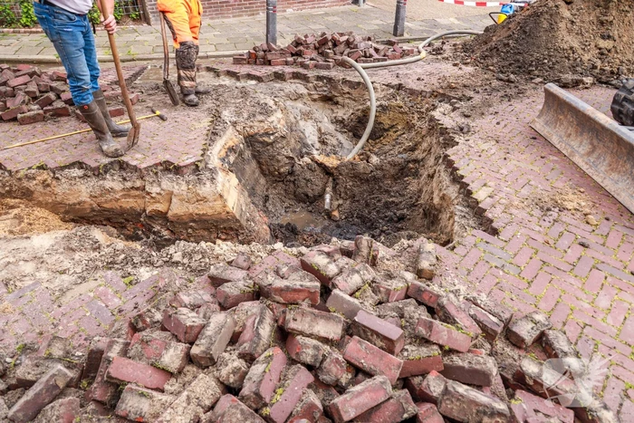 Straat afgesloten door waterlekkage
