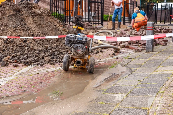 Straat afgesloten door waterlekkage