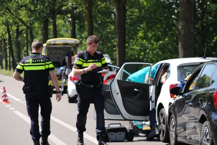 Nekklachten bij aanrijding met drie auto's