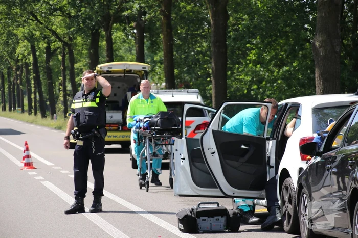 Nekklachten bij aanrijding met drie auto's