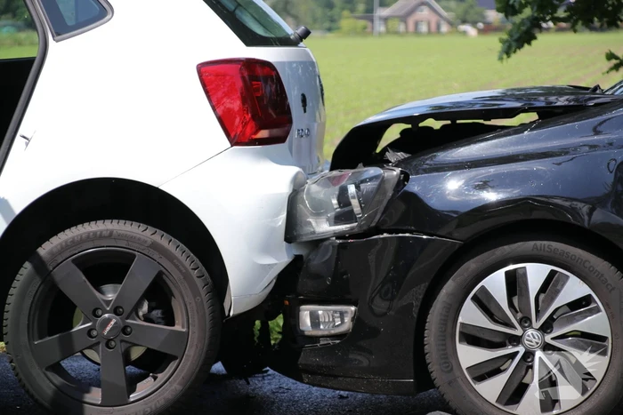 Nekklachten bij aanrijding met drie auto's