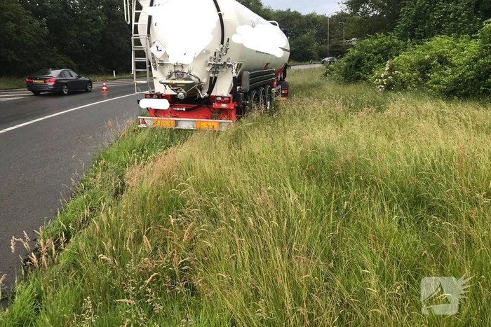 Vrachtwagen vliegt uit de bocht