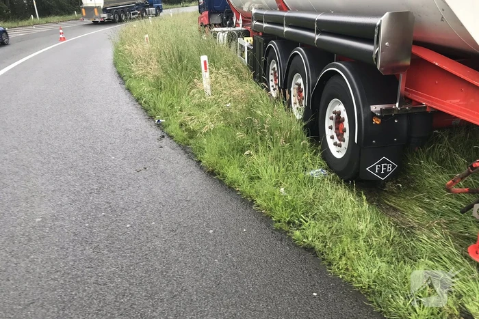 Vrachtwagen vliegt uit de bocht