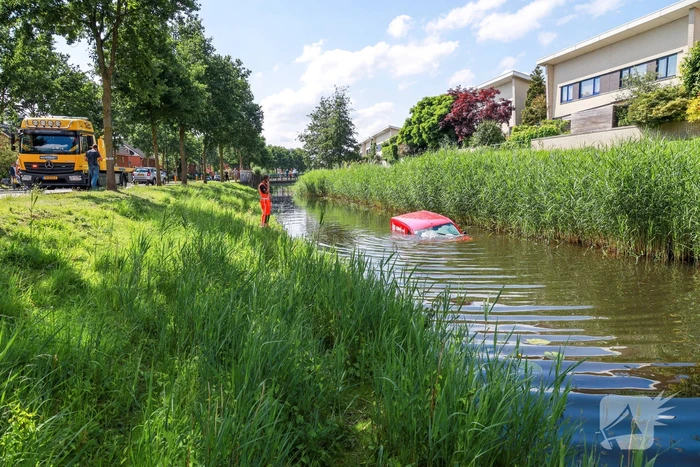 Bestelbus rolt water in