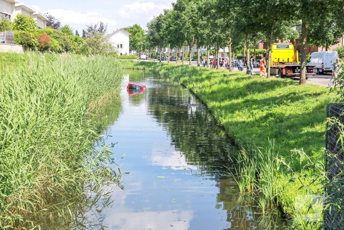 Bestelbus rolt water in