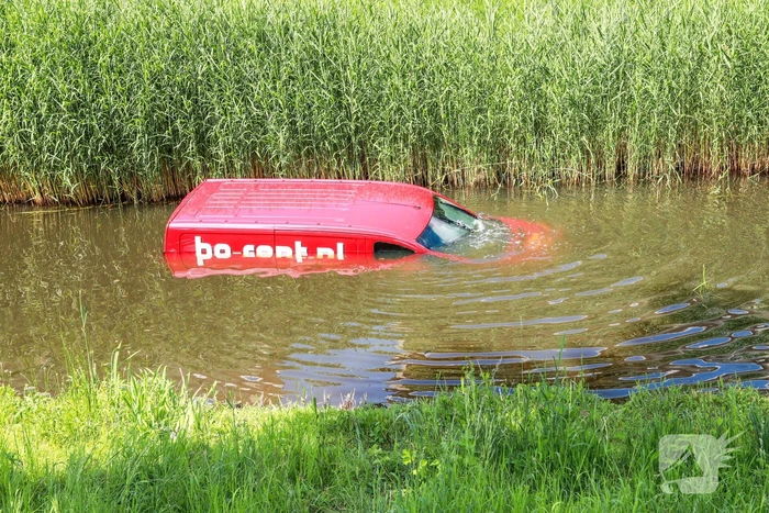 Bestelbus rolt water in