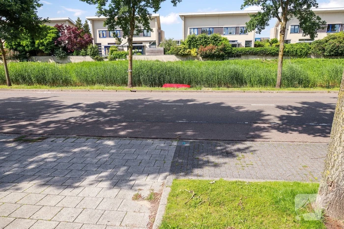 Bestelbus rolt water in