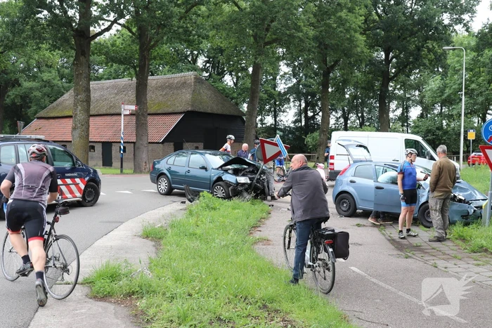 Autos zwaar beschadigd na aanrijding
