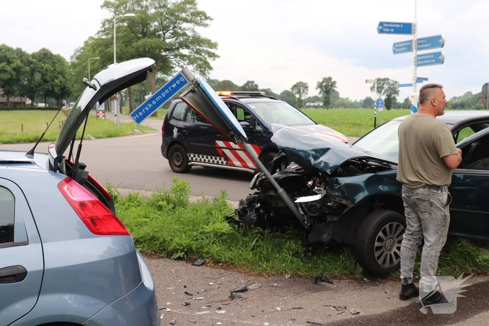Autos zwaar beschadigd na aanrijding