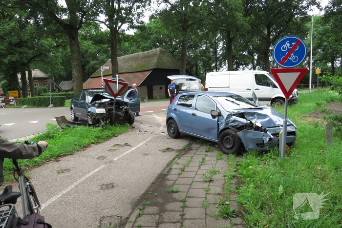 Autos zwaar beschadigd na aanrijding