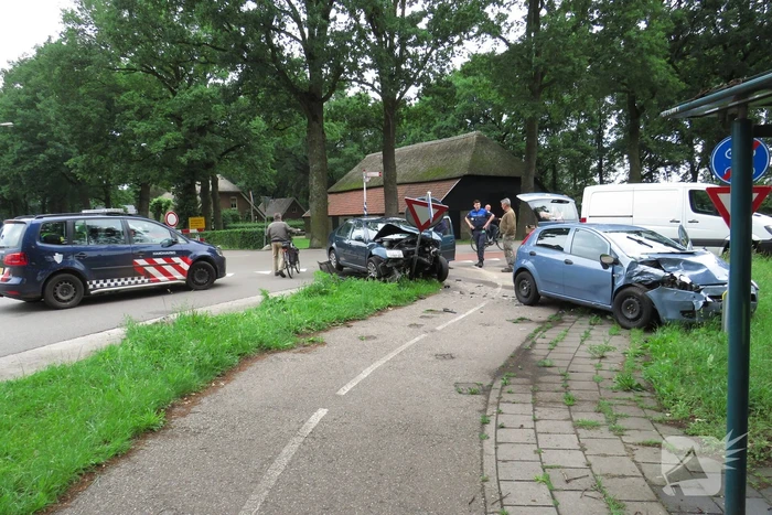 Autos zwaar beschadigd na aanrijding