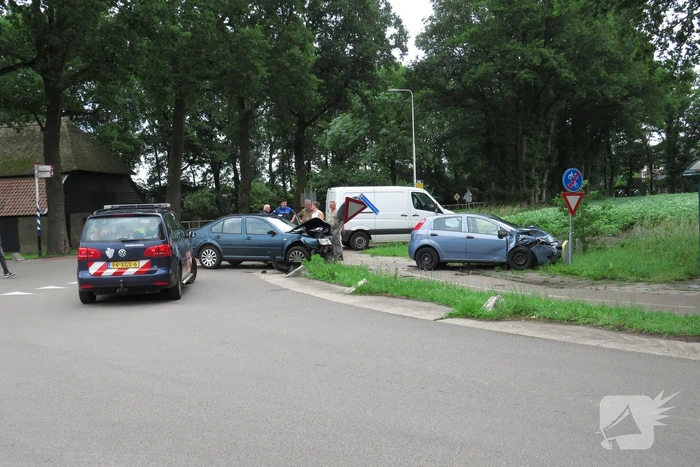 Autos zwaar beschadigd na aanrijding