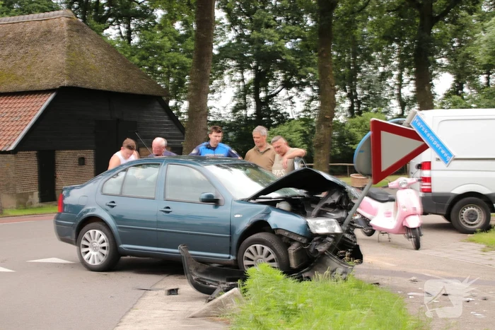 Autos zwaar beschadigd na aanrijding