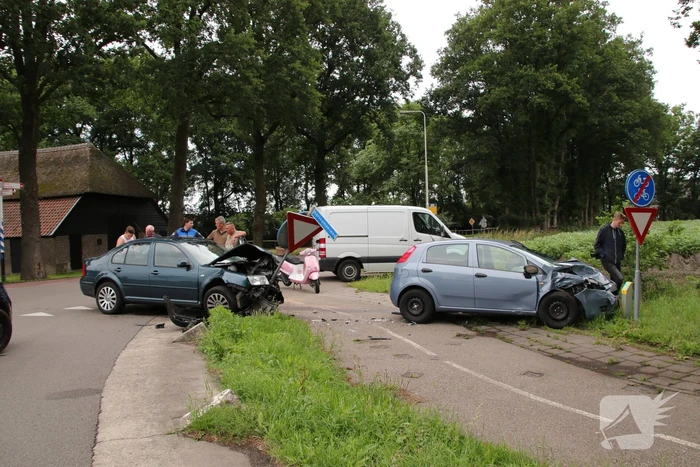 Autos zwaar beschadigd na aanrijding