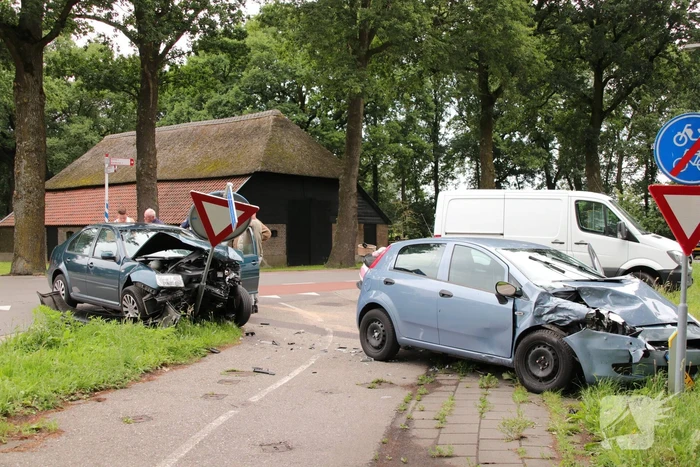 Autos zwaar beschadigd na aanrijding