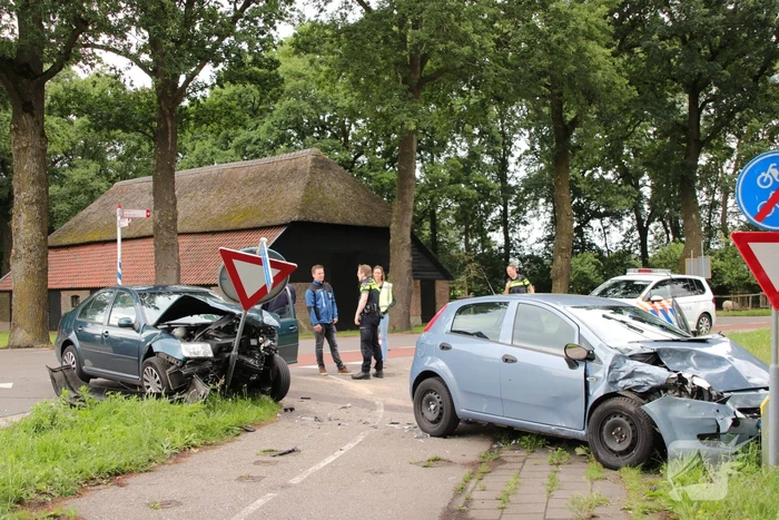 Autos zwaar beschadigd na aanrijding