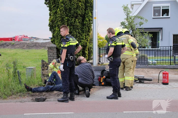 Brommerrijder vliegt uit de bocht