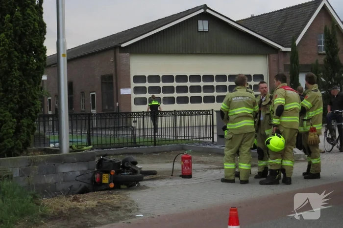 Brommerrijder vliegt uit de bocht