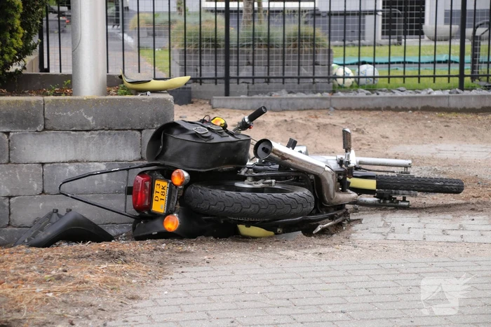 Brommerrijder vliegt uit de bocht