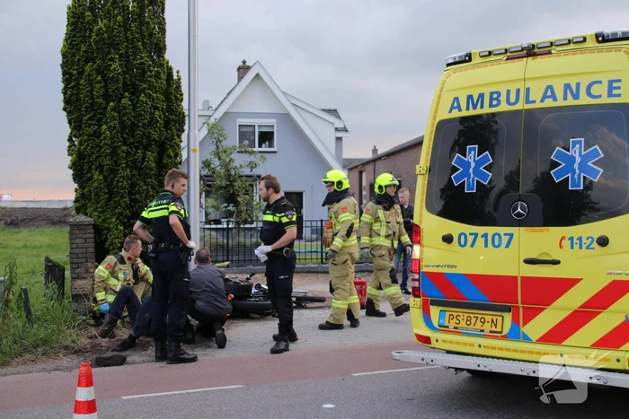 Brommerrijder vliegt uit de bocht