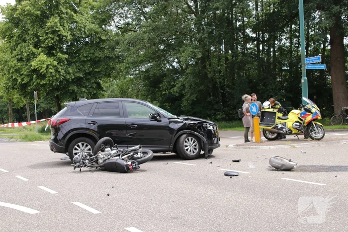 Motorrijder gewond bij botsing met een auto