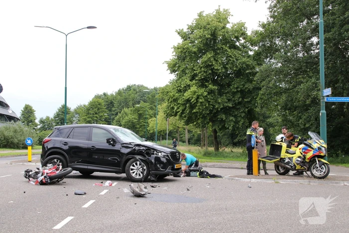 Motorrijder gewond bij botsing met een auto